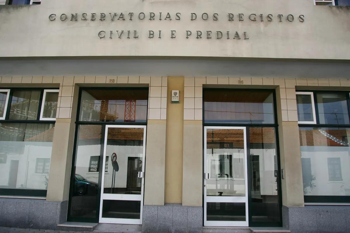 Há serviços fechados e outros que funcionam com número limitado de senhas, sobretudo no Interior e nas ilhas. A contratação está atrasada