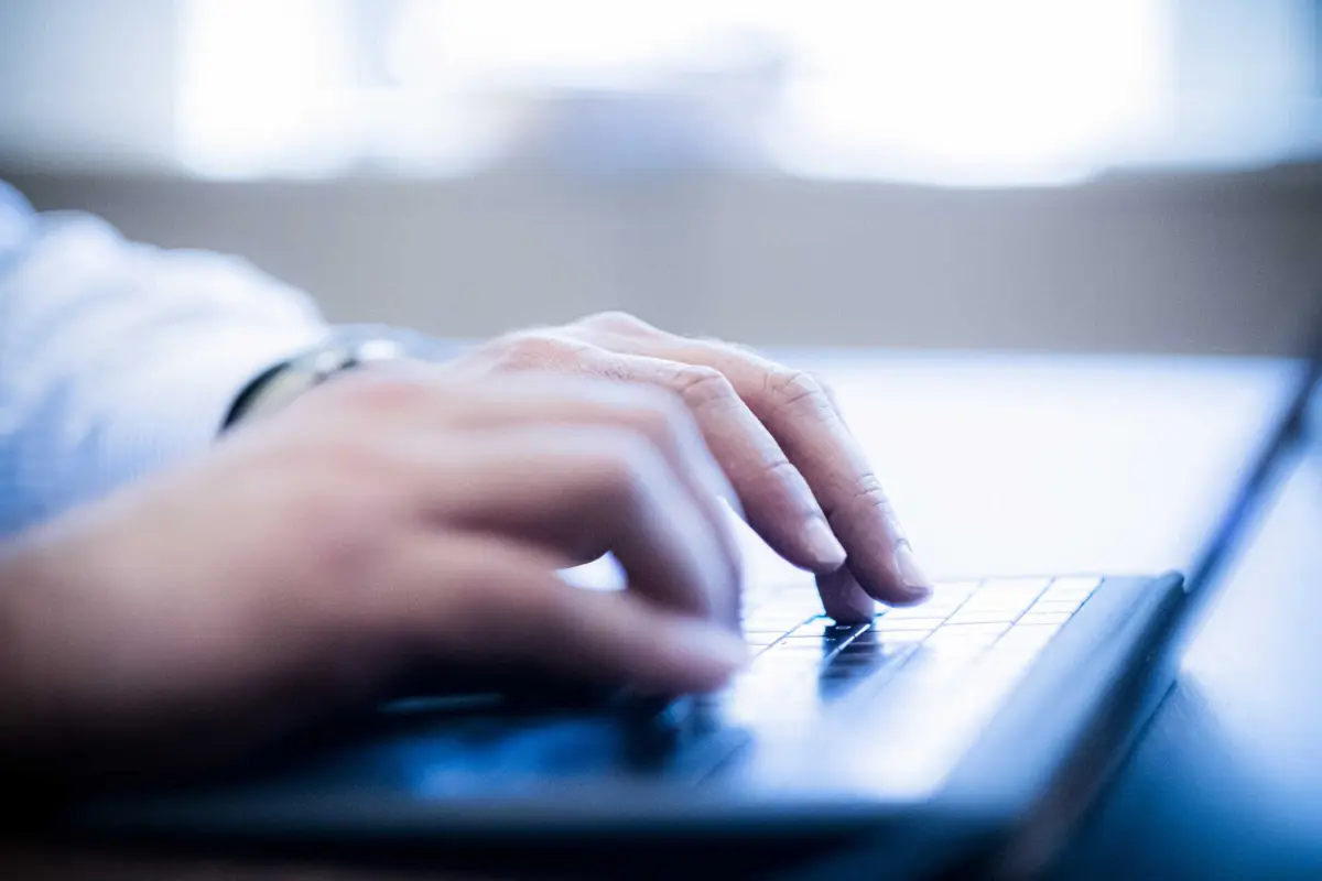 O jovem é suspeito de utilizar nomes falsos e afirmar-se como vendedor de automóveis