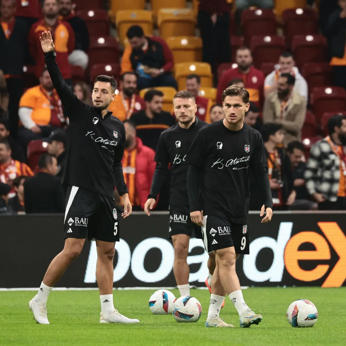 Os jogadores do Besiktas antes do jogo com o Galatasaray que ditou a derrota da equipa de Rafa, João Mário e Gedson