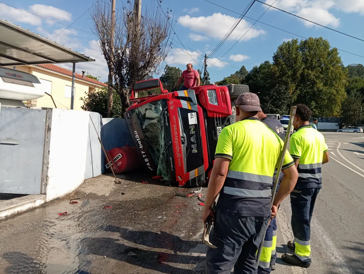 O motorista ficou ferido no acidente
