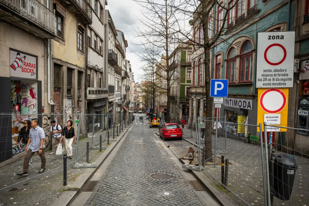 Imagem de contexto do artigo Projeto que prioriza circulação pedonal em vigor em cerca de 100 ruas do centro do Porto