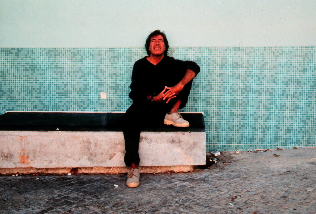 O cantor nascido no Porto juntou alguns temas novos a outros que tinha começado a compor no exílio, criando uma simbólica mescla