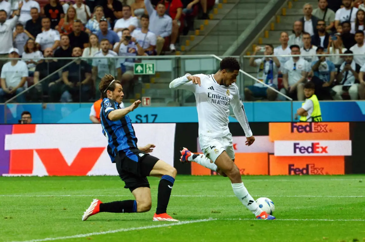 Médio em ação na Supertaça Europeia frente à Atalanta