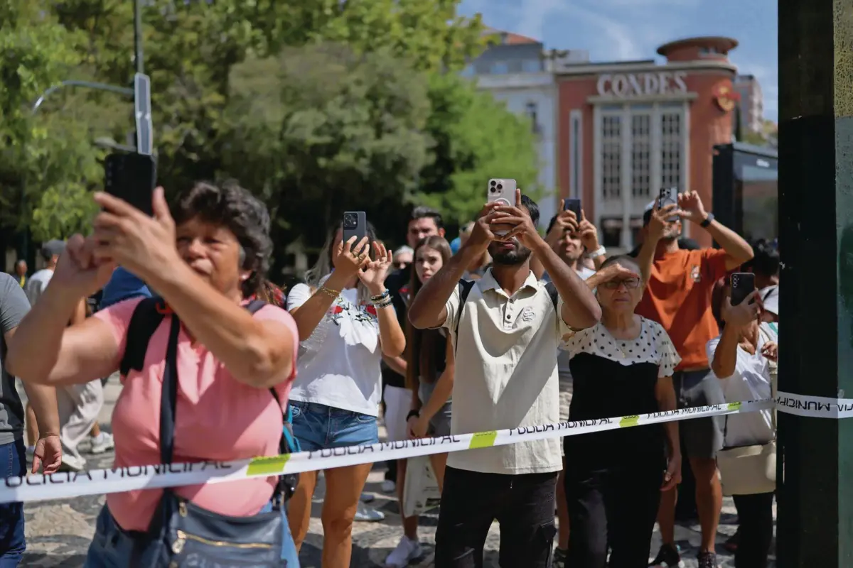 Centenas de pessoas, entre moradores, lisboetas e turistas, passam pelo local da tragédia