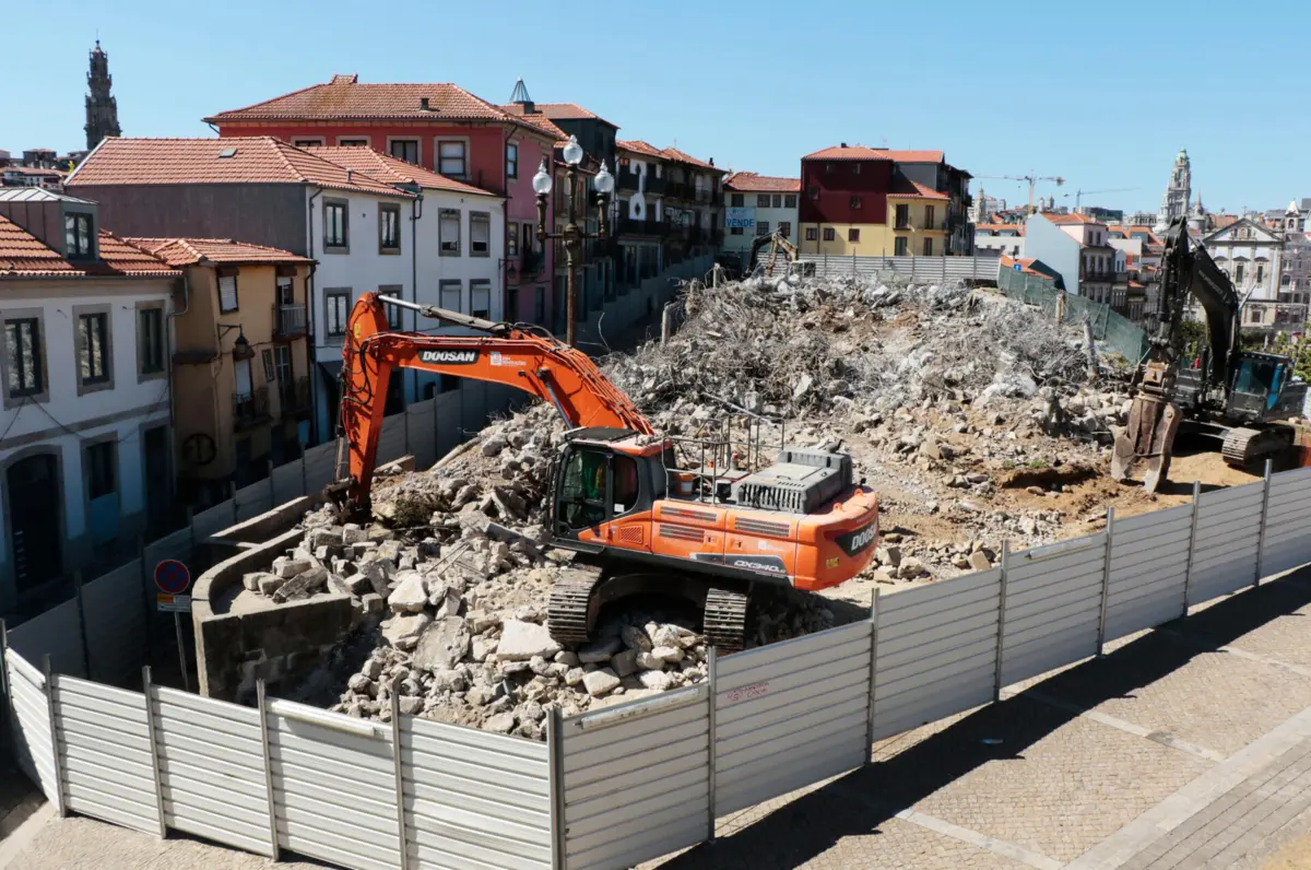 A intervenção no antigo mercado está na área do projeto de requalificação da Avenida da Ponte, da autoria de Álvaro Siza
