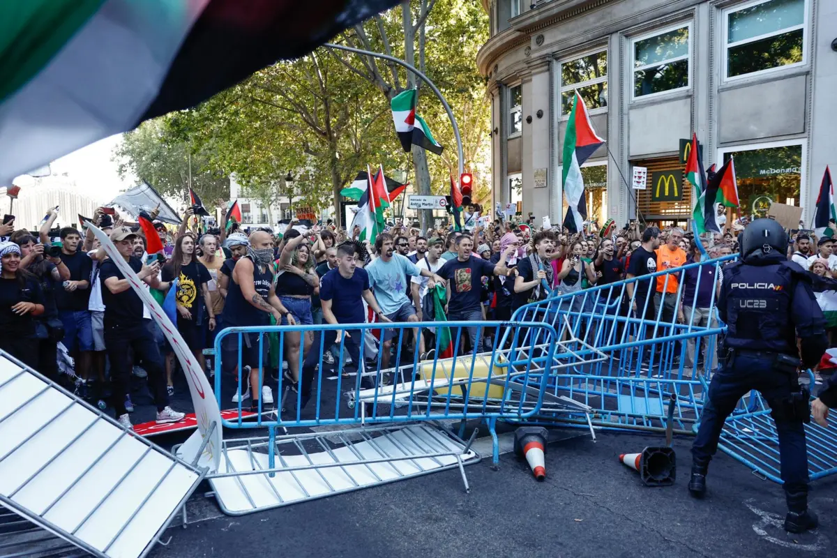 Confrontos com a polícia em Madrid, no final da Vuelta