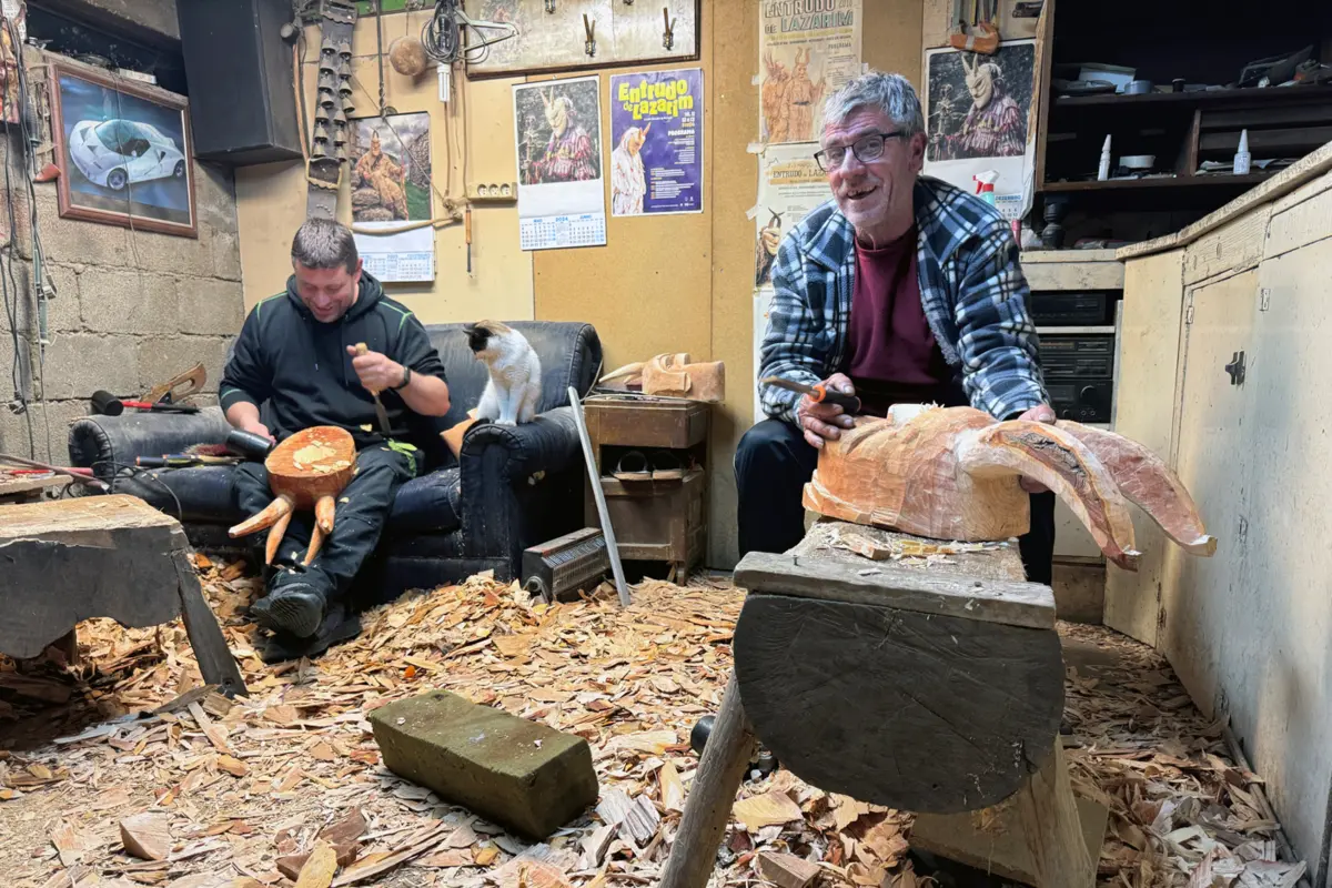Luís Almeida herdou do pai, Adão, o gosto pela construção de máscaras de madeira