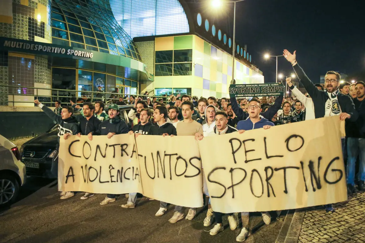 Adeptos a protestar depois das agressões na Academia do Sporting, em Alcochete