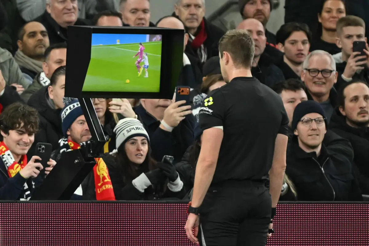 IFAB quer que a assistência do VAR seja alargada em dúvidas de segundo amarelo ao mesmo jogador e em cantos controversos