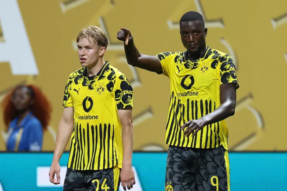 Guirassy (à direita) festeja o segundo golo do Dortmund