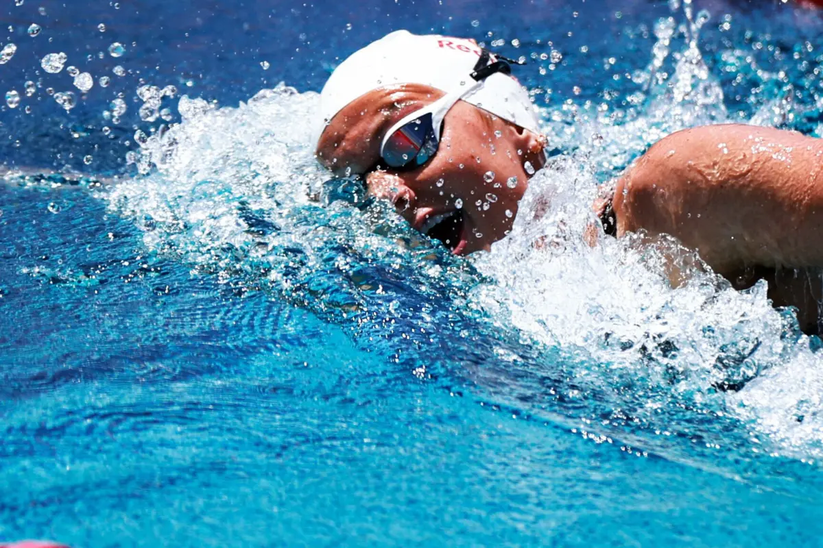 Tornou-se a primeira nadadora a baixar dos 2.06 minutos