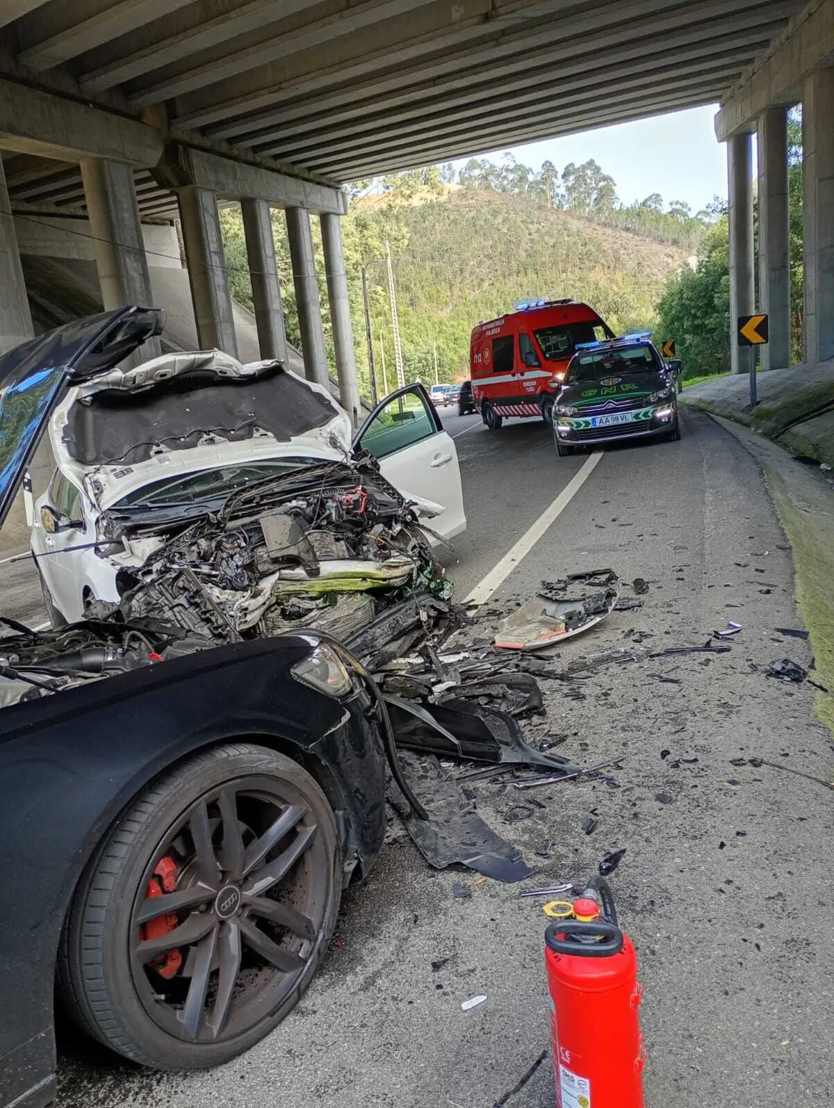Vítimas são dois homens, de 33 e 61 anos, que sofreram ferimentos considerados ligeiros