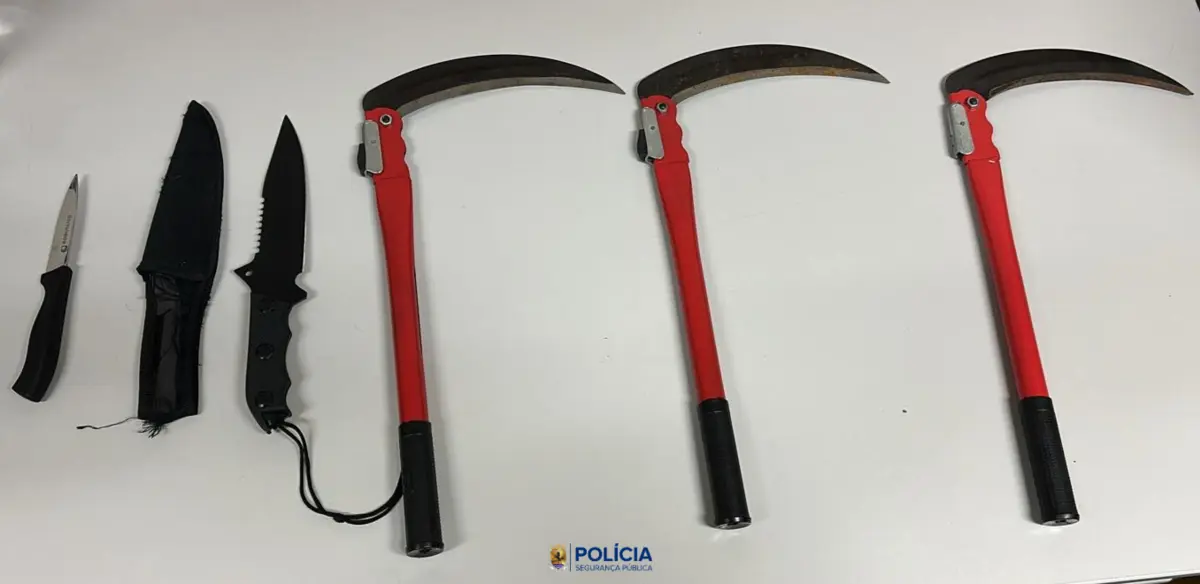 Assaltantes detidos pela PSP usaram foices, um punhal e uma faca de cozinha.