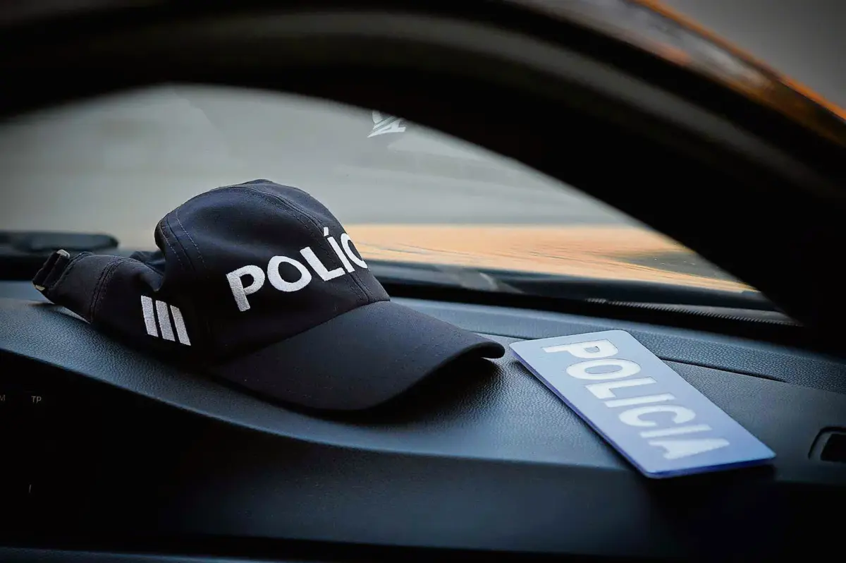 Homem "arrancou violentamente na direção dos polícias, com o intuito de os atropelar, vindo a embater num deles"