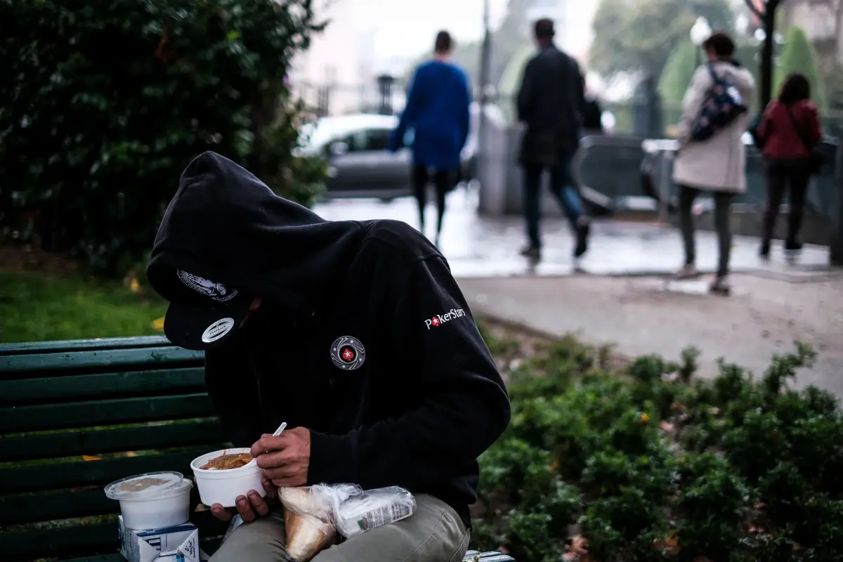 Segundo o INE, a taxa de risco de pobreza para a população empregada diminuiu de 10,3% em 2021 para 10% em 2022, mas aumentou entre a população desempregada