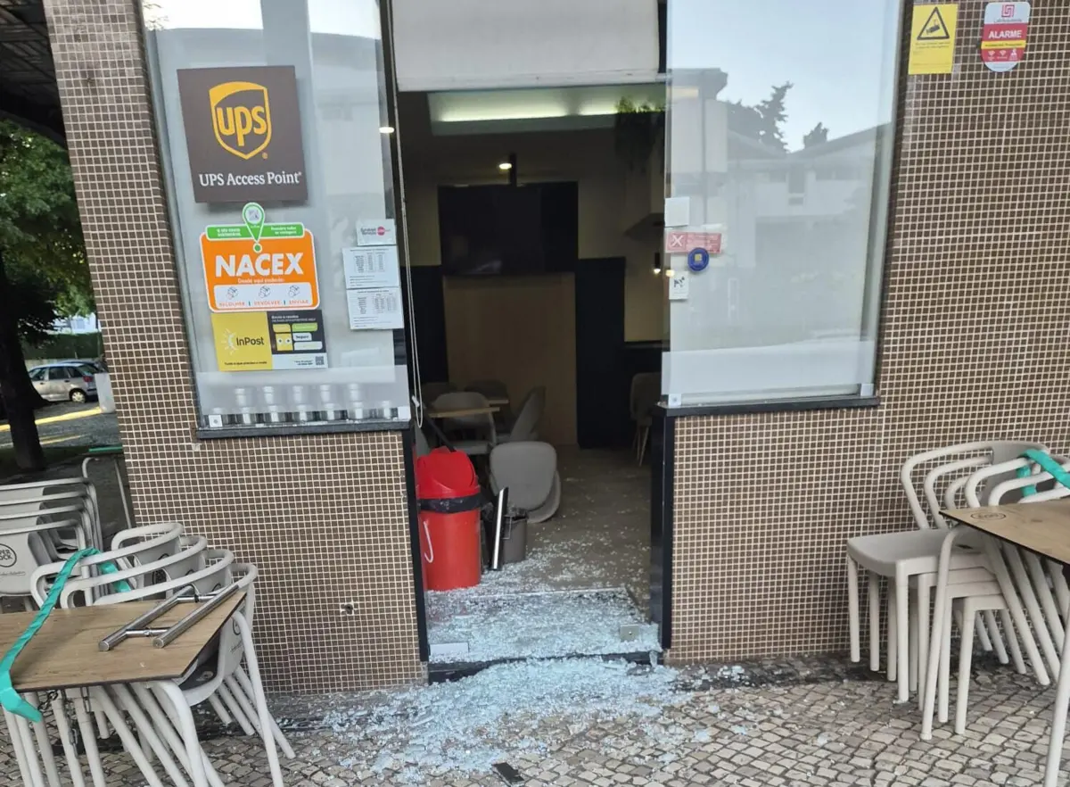 Ladrões partiram porta de vidro