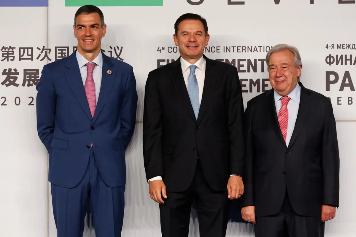 Pedro Sánchez e Luís Montenegro, os primeiros-ministros de Espanha e Portugal, respetivamente, com António Guterres, secretário-geral da ONU, no primeiro dia da 4.ª Conferência Internacional sobre Financiamento para