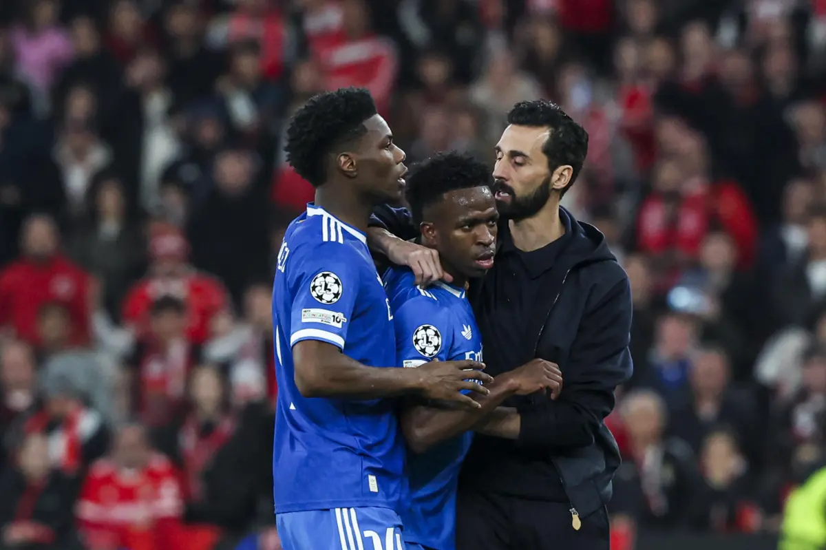 Internacional brasileiro é confortado pelo treinador Arbeloa e o colega de equipa Tchouaméni