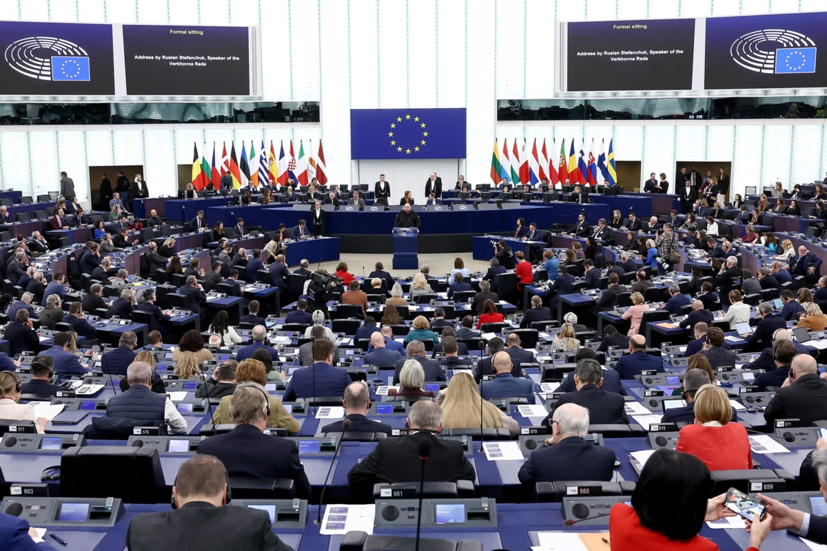 Os quatro grupos políticos acrescentaram que os Estados-membros da União Europeia têm de “enfrentar esta nova realidade e redobrar esforços” para melhorar a segurança coletiva