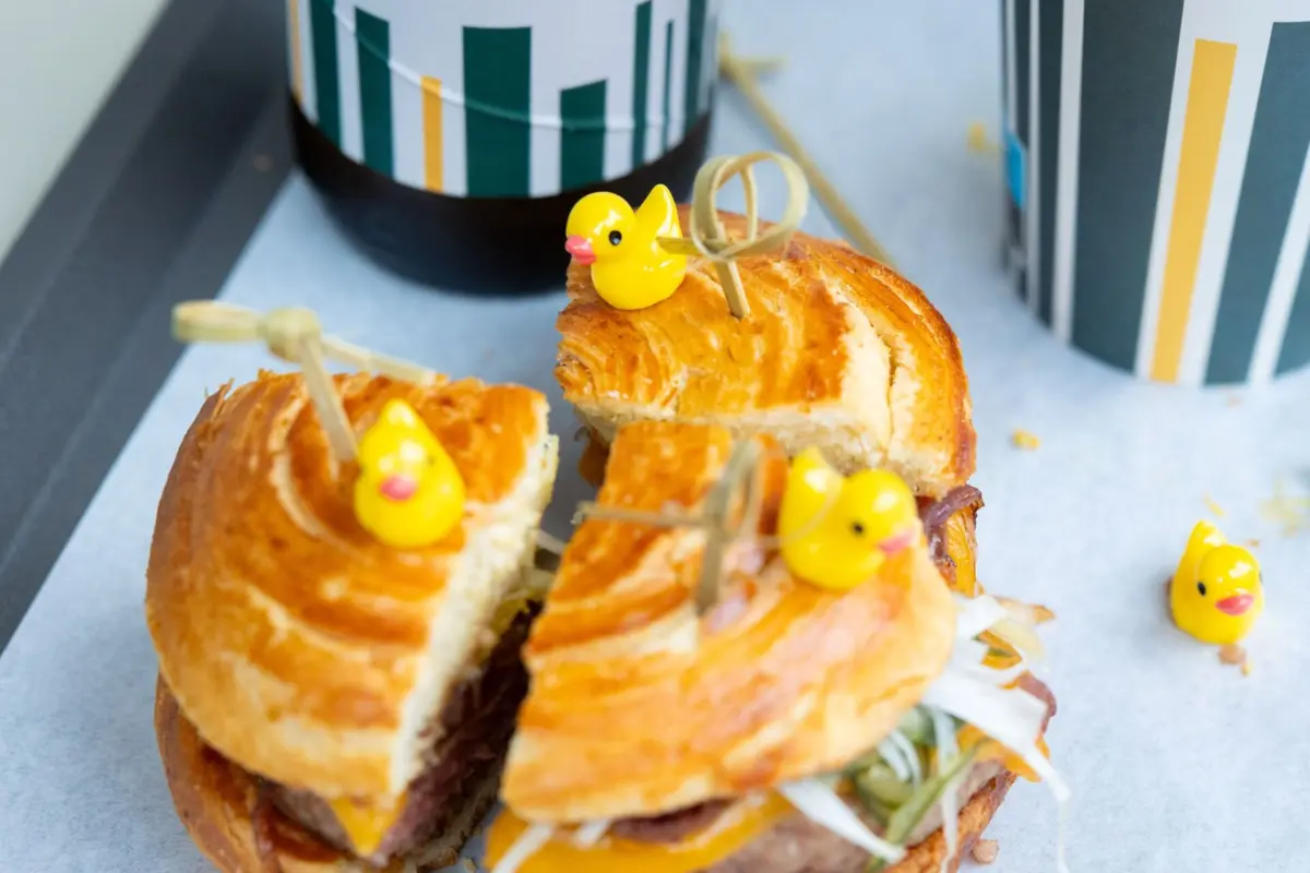 O Quack Signature tem um pão bun'n'roll e leva ingredientes diferentes.