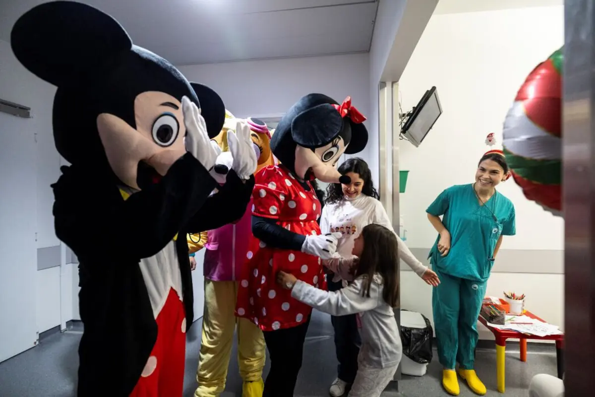 Crianças divertidas com as mascotes antes da cirurgia