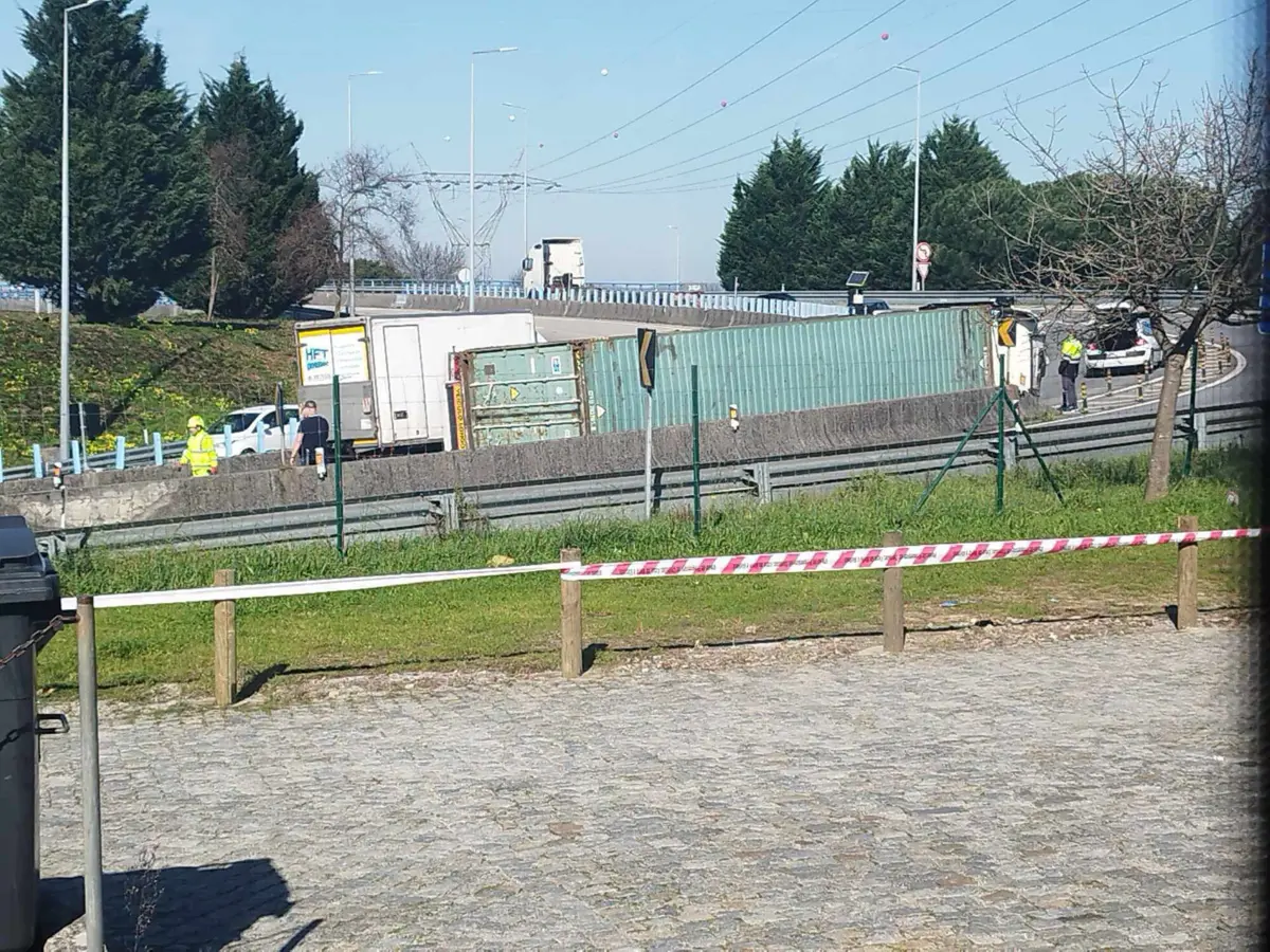 Camião tombado na A4