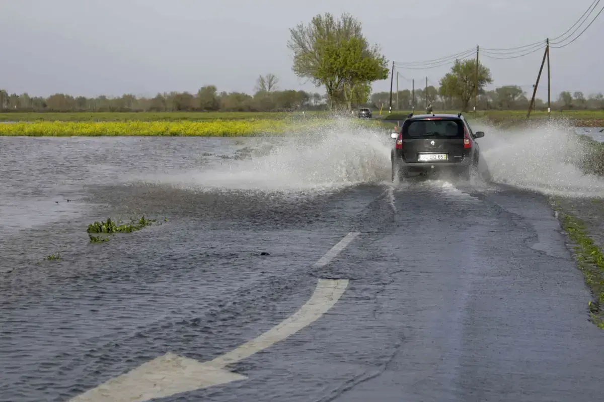 Noite e madrugada de chuva deixaram estradas alagadas