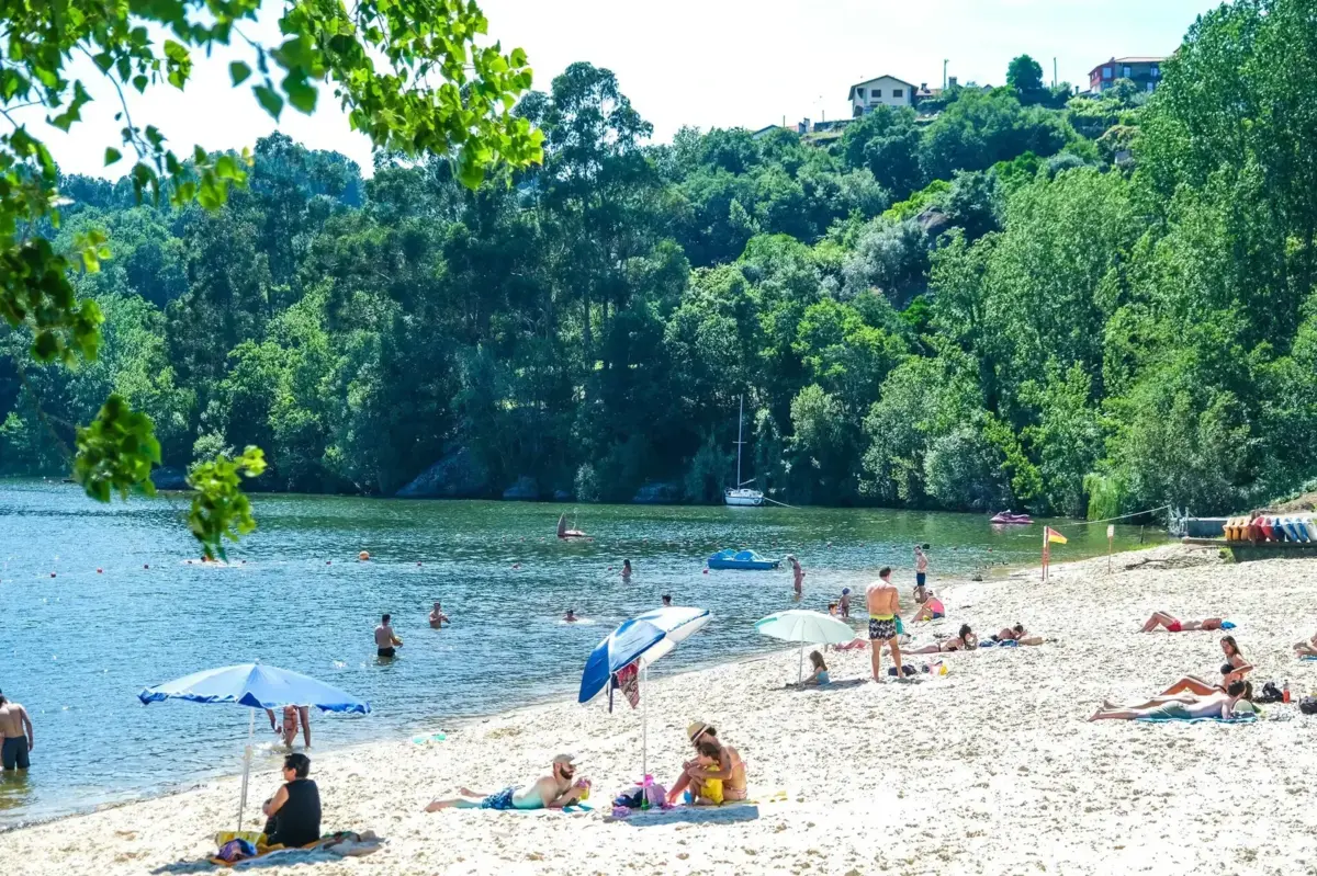 Pai e filha foram resgatados por embarcações de recreio que circulavam na zona e depois levados para a Praia Fluvial de Bitetos