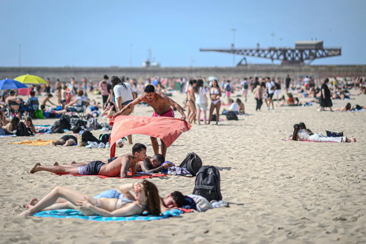 Milhares de pessoas encheram areal da praia de Matosinhos