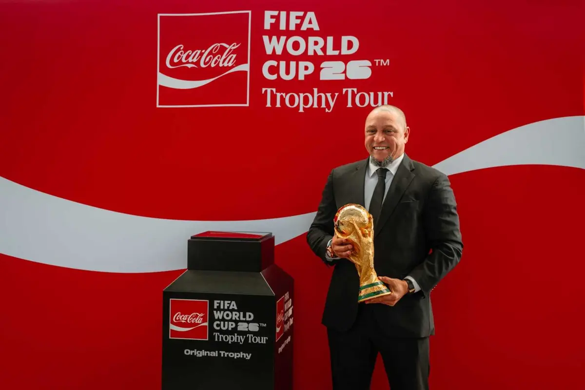 Roberto Carlos expôs o troféu do Mundial no Dragão