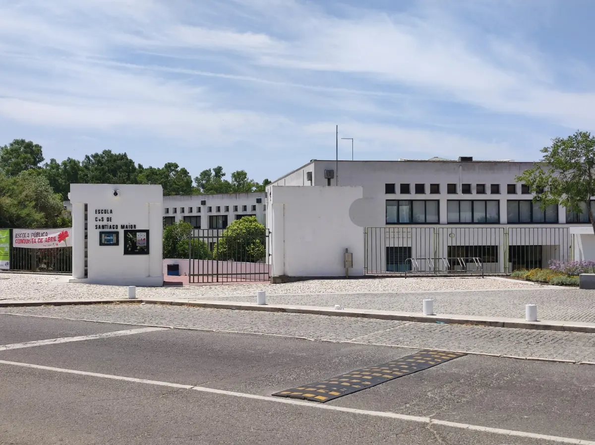 Alunos e professores queixam-se de ambiente sufocante dentro das salas de aulas