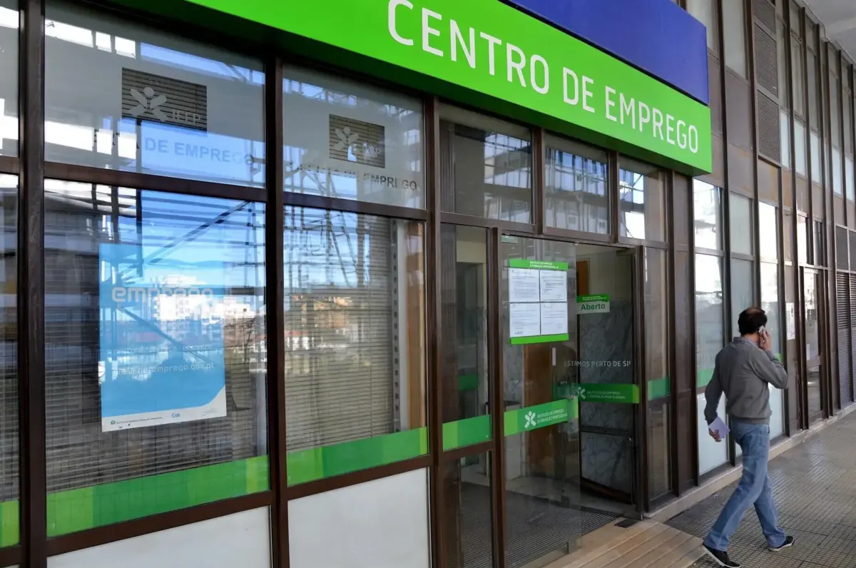 Número de desempregados inscritos nos centros de emprego caiu 10,8% em dezembro