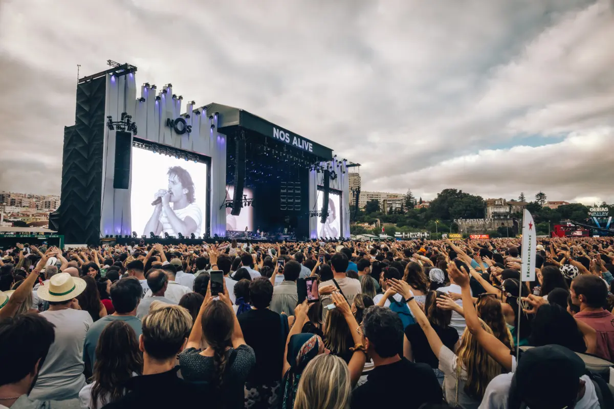 Imagem de contexto do artigo Primeiro dia de NOS Alive: Benson Boone, as piruetas, os hits e a emoção