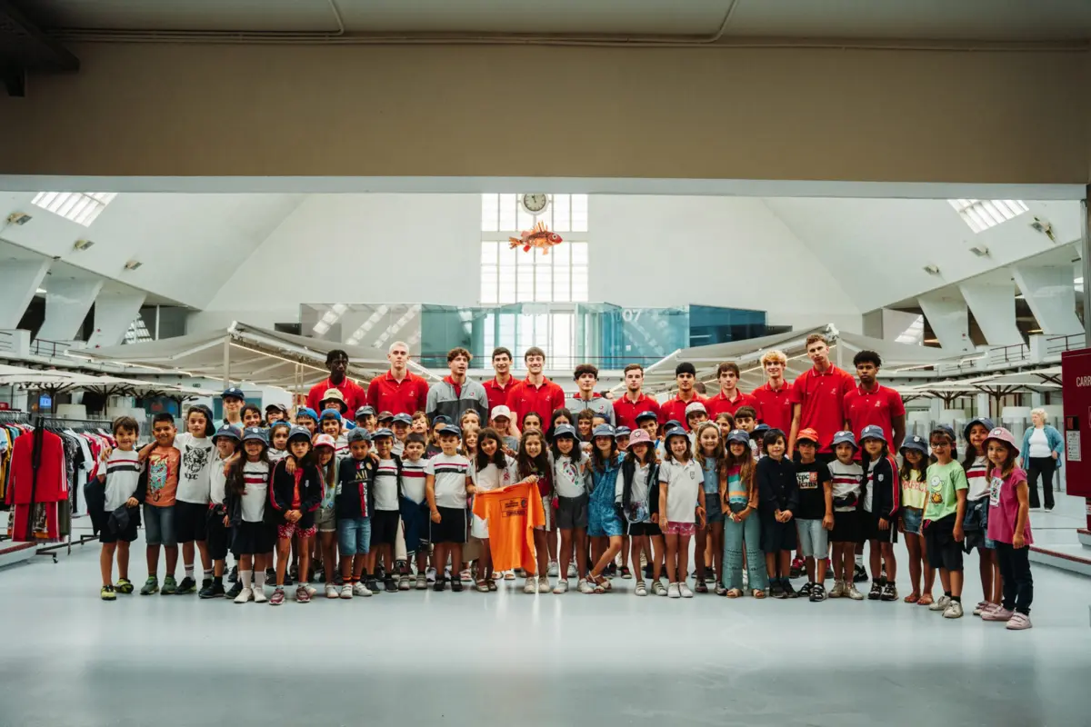 Seleção de Sub-18 posa com crianças no Mercado de Matosinhos