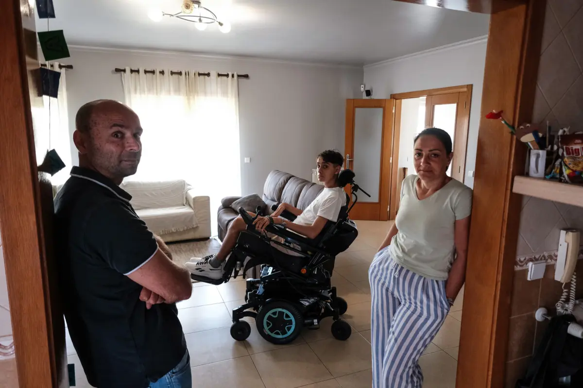 Cadeira elétrica é fundamental para Gabriel poder reclinar as costas ou mudar a posição das pernas