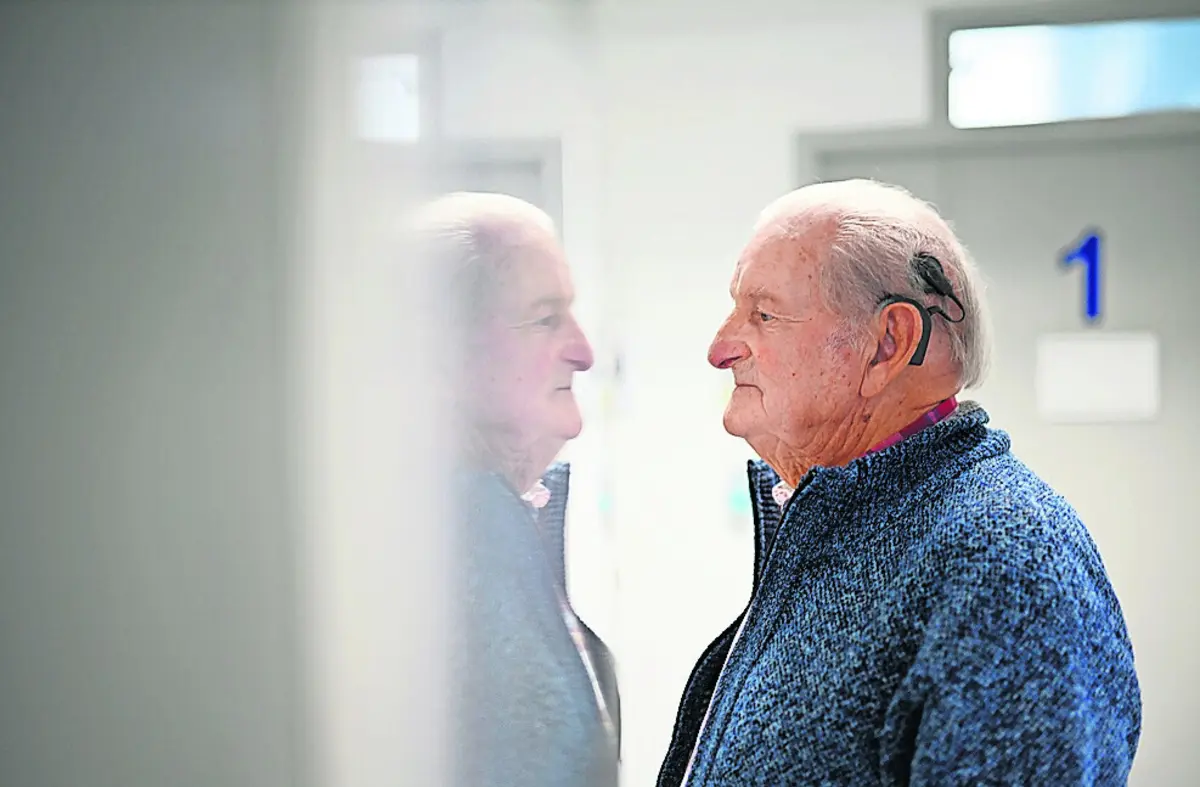 O preço dos implantes chegou a ser uma barreira para submeter a cirurgia utentes mais velhos