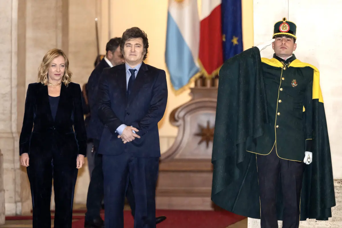 A primeira-ministra italiana Giorgia Meloni com o presidente da Argentina Javier Milei