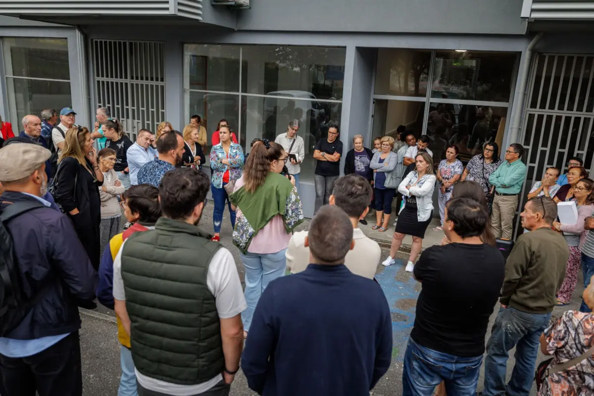 Moradores ouviram a explicação do empreiteiro para o atraso nas obras