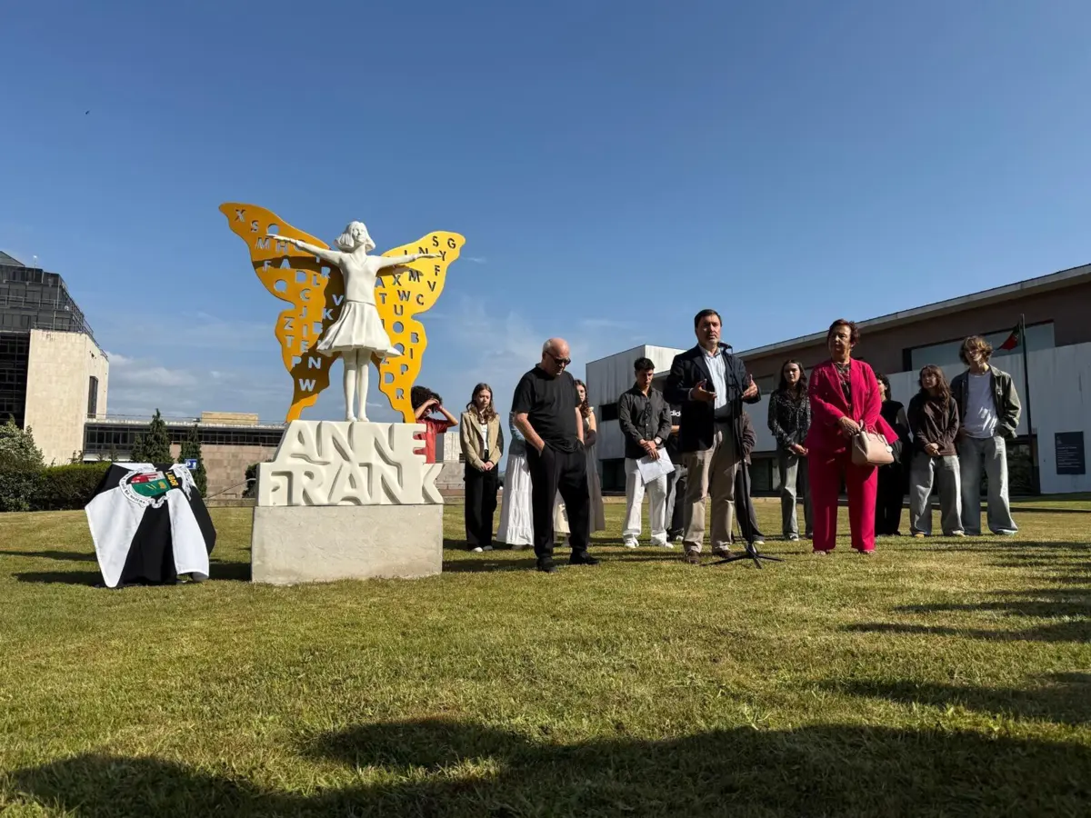 O monumento é da autoria do artista plástico Leonel Moura