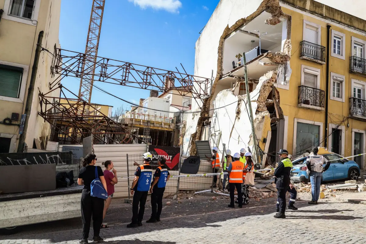 Técnicos fizeram vistoria após derrocada de fachada durante a madrugada