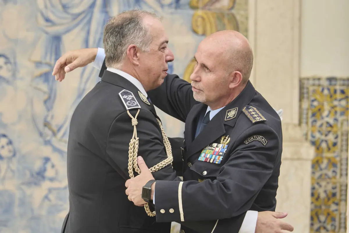 Luís Carrilho (à dir.) discursou na tomada de posse de Pedro Teles como comandante da Unidade Especial de Polícia, em Lisboa