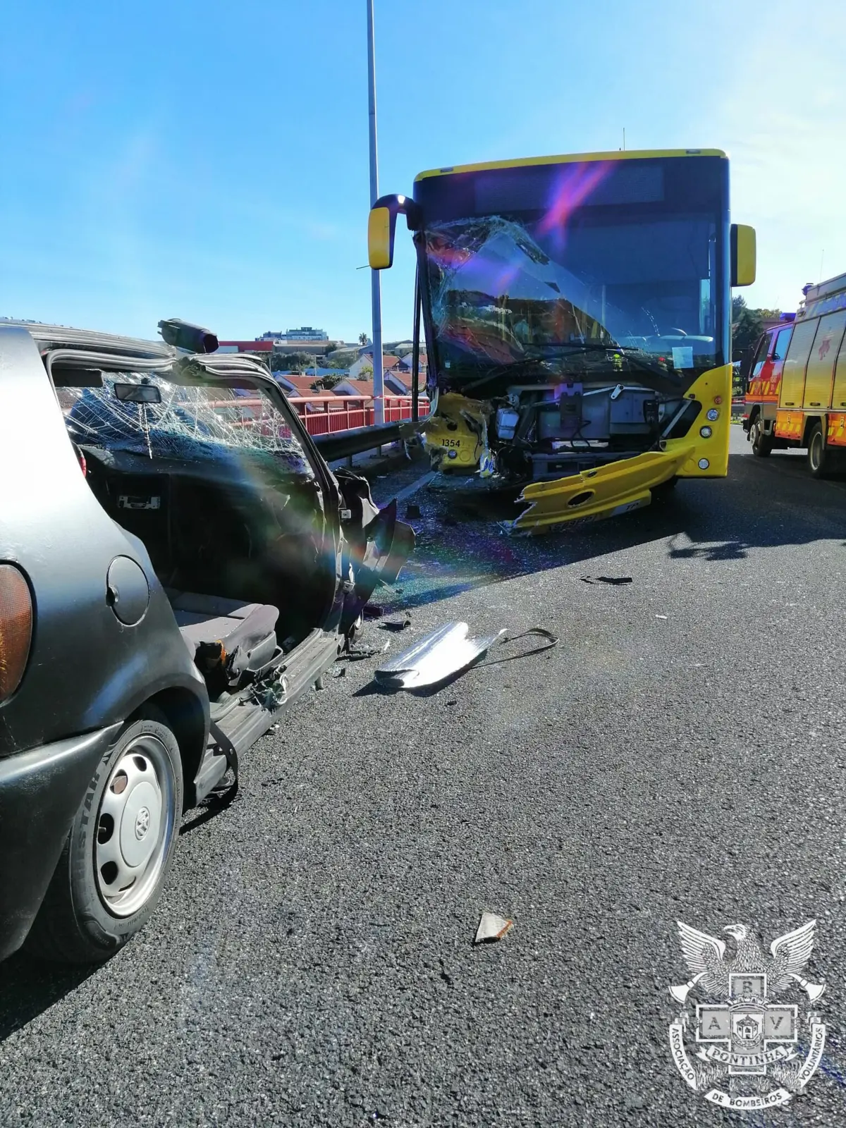 No local estiveram os Bombeiros da Pontinha, Amadora e Queluz, PSP da Pontinha e da Póvoa de Santo Adrião e a viatura médica do Hospital de Loures