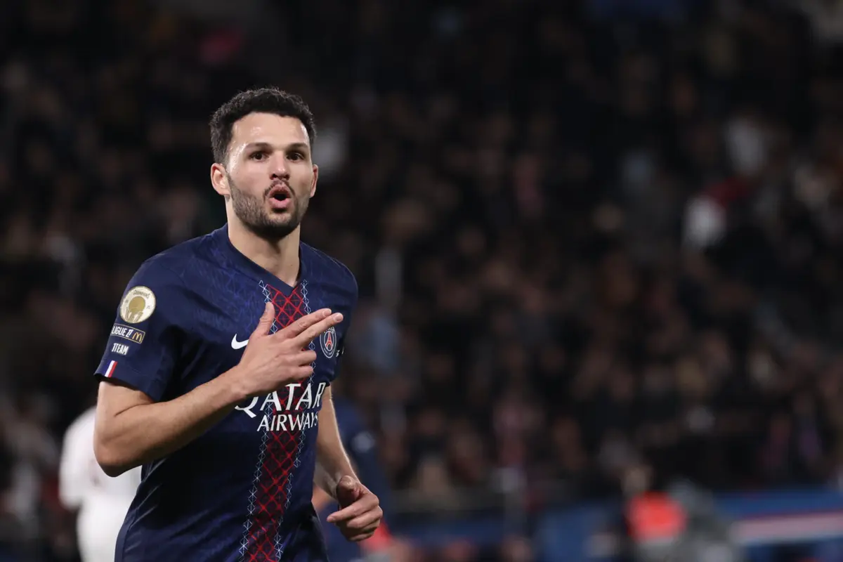 Internacional assistiu e marcou no triunfo parisiense