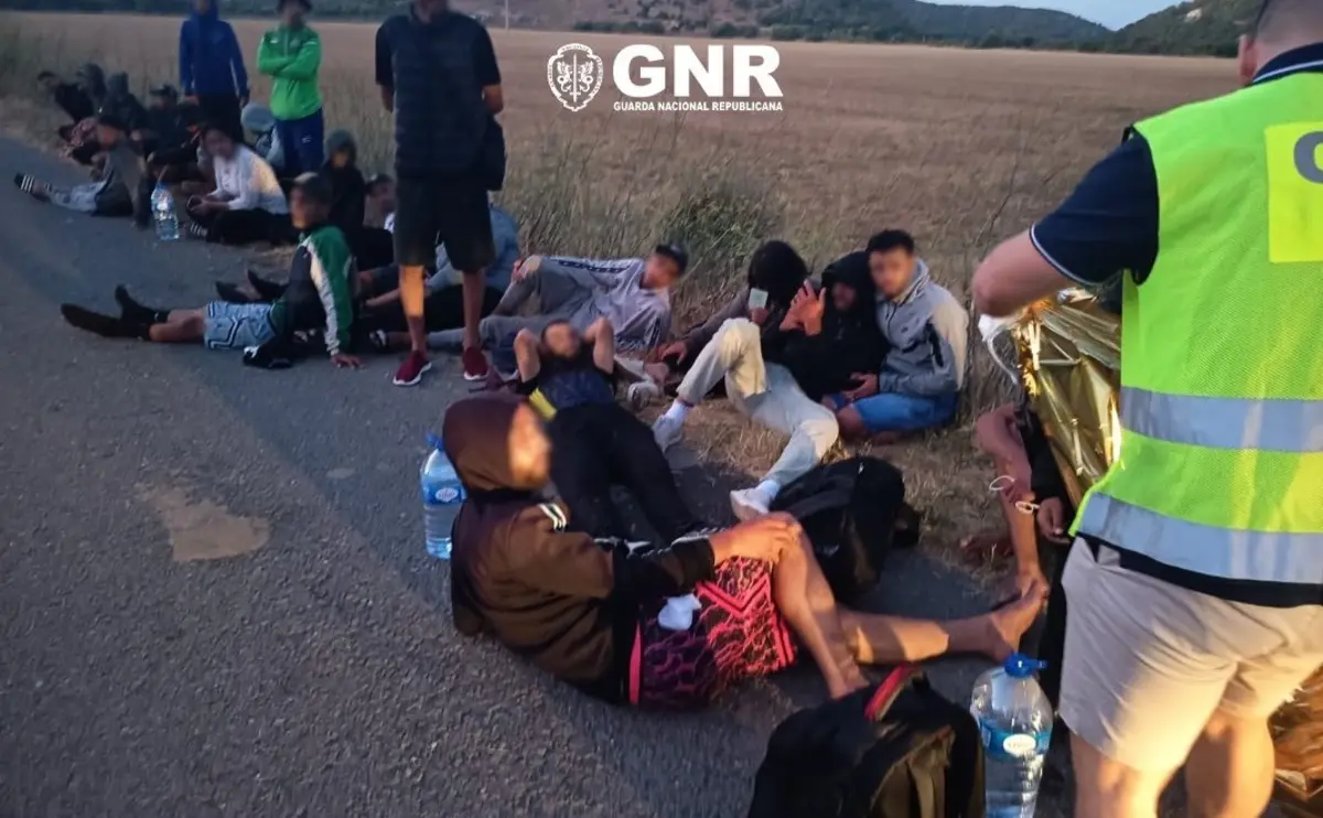 Imagem de contexto do artigo Migrantes que desembarcaram na praia da Boca do Rio ouvidos pelo Tribunal de Silves