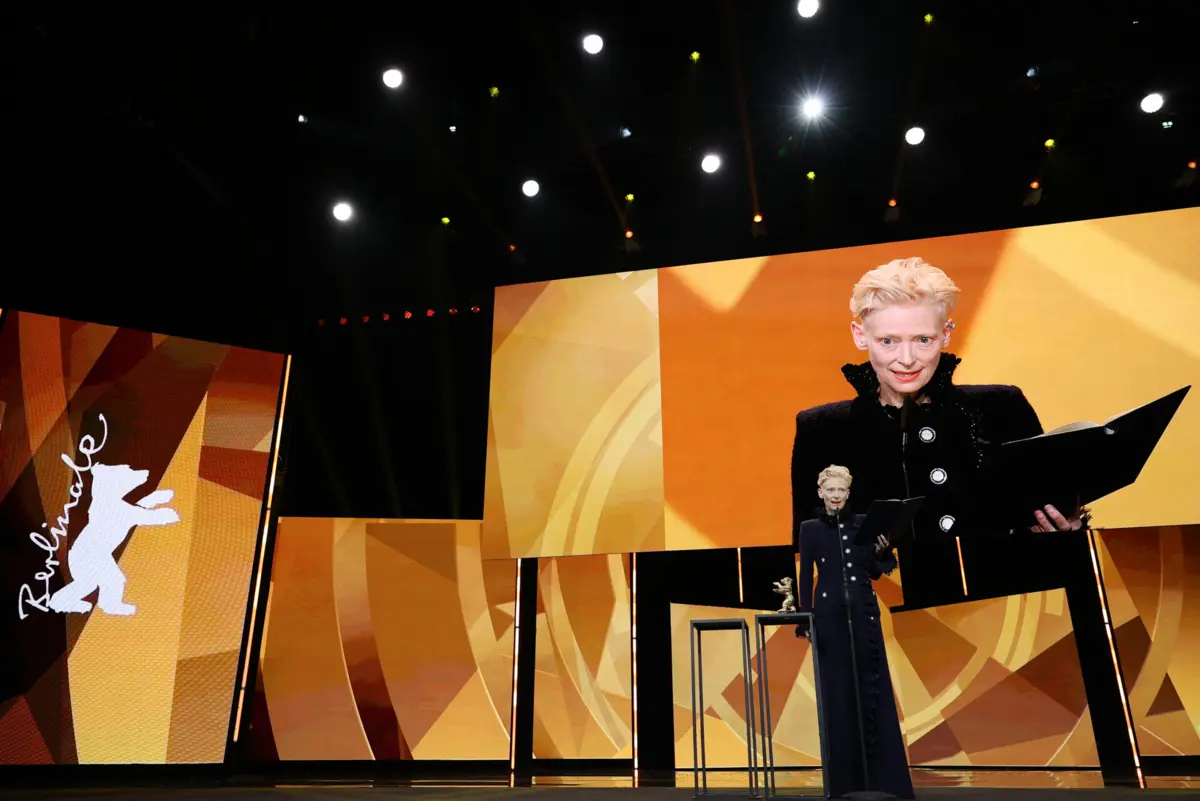 A noite de abertura da Berlinale foi marcada pelo discurso de Tilda Swinton ao receber o Urso de Ouro de carreira