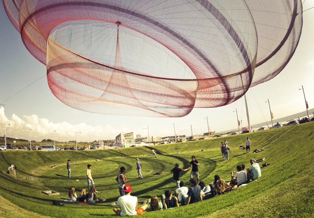Escultura "She changes", da artista norte-americana Janet Echelman, marca paisagem de Matosinhos e do Porto