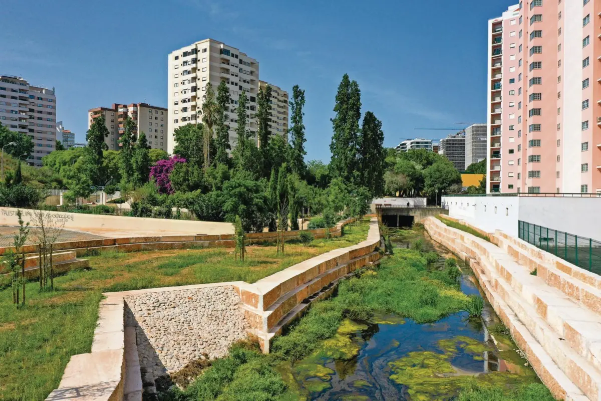 Câmara já construiu uma bacia de retenção para retardar o galgamento da ribeira de Algés