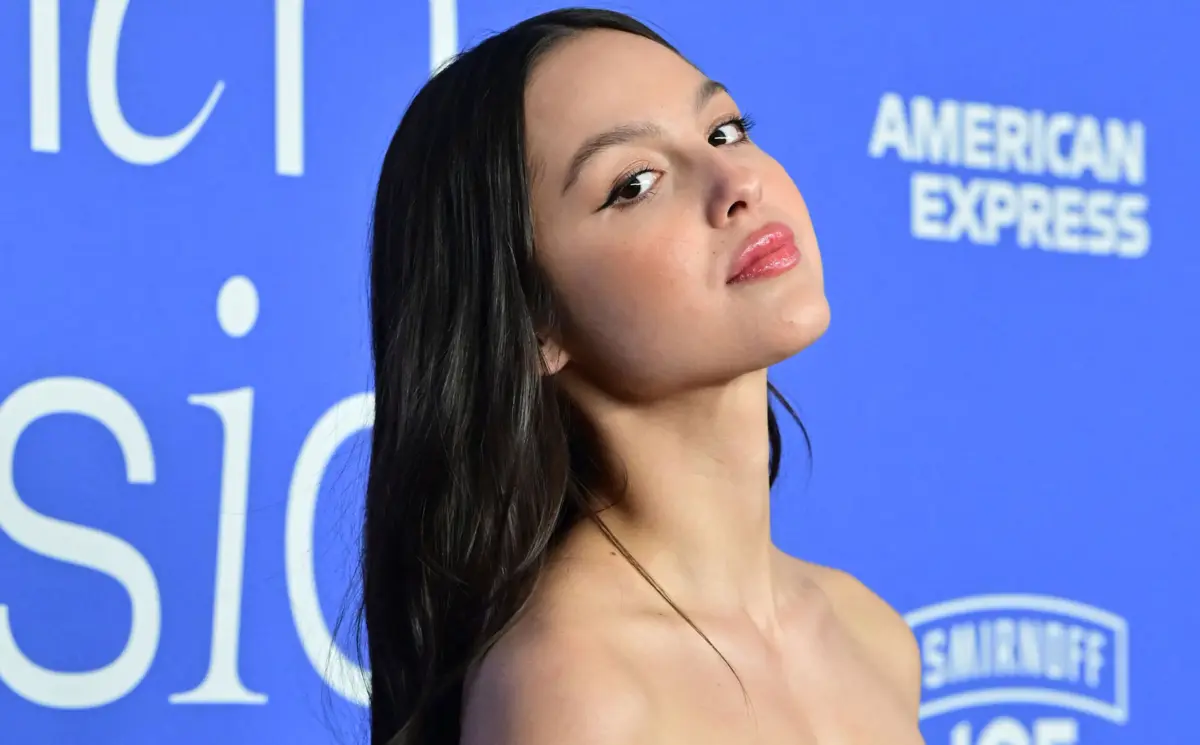 Olivia Rodrigo: o seu som junta o melhor de Lorde, Taylor Swift, e de Fiona Apple, não deixando de ser profundamente original.