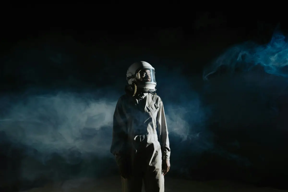 Imagem de contexto do artigo Fingiu ser astronauta e estar a ficar sem oxigénio para extorquir milhares de euros a idosa