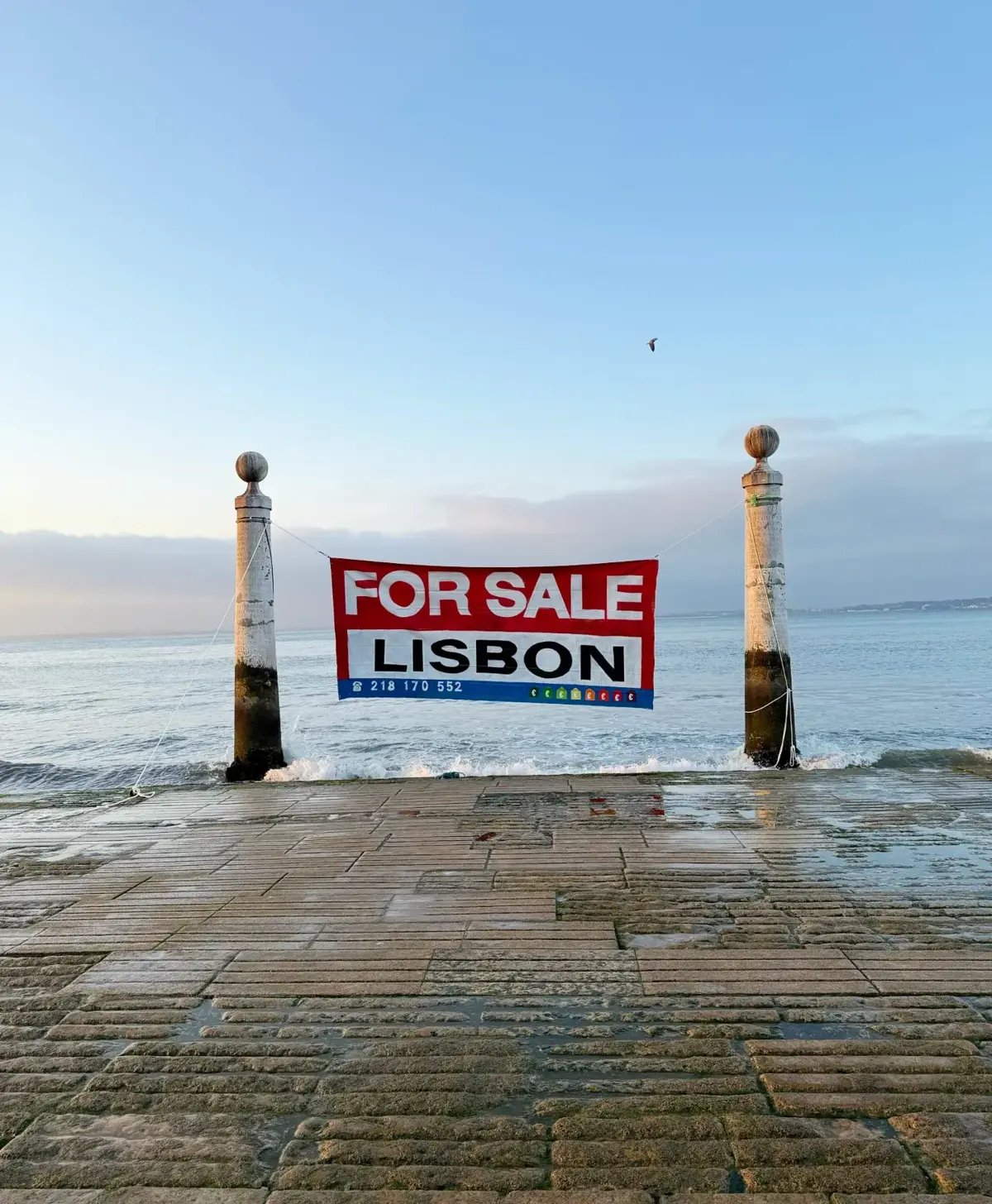 O artivista, como se intitula, tem sido uma voz ativa na crítica aos problemas de acesso à habitação